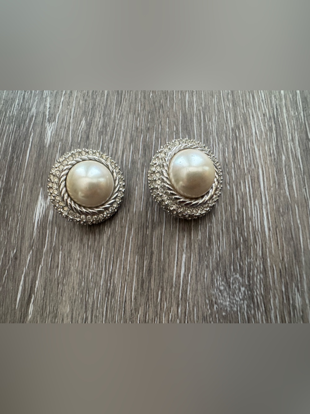 Christian Dior earrings clip on